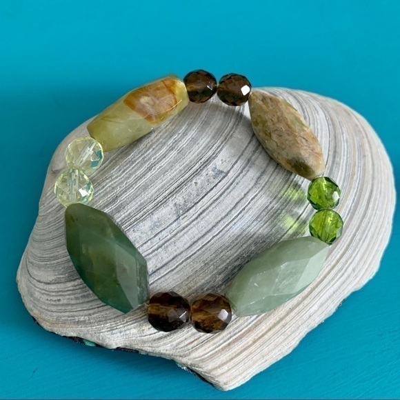 Green Jade Stone Stretch Bracelet - Picture 1 of 4